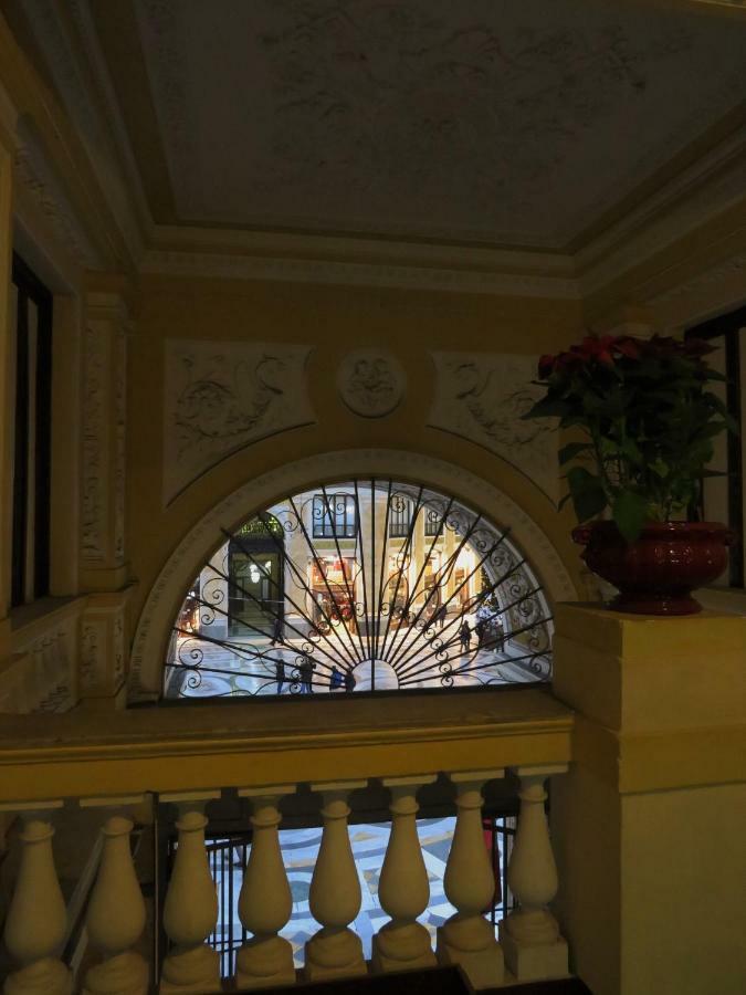 Pensión Domus Sibyllina, Galleria Umberto I